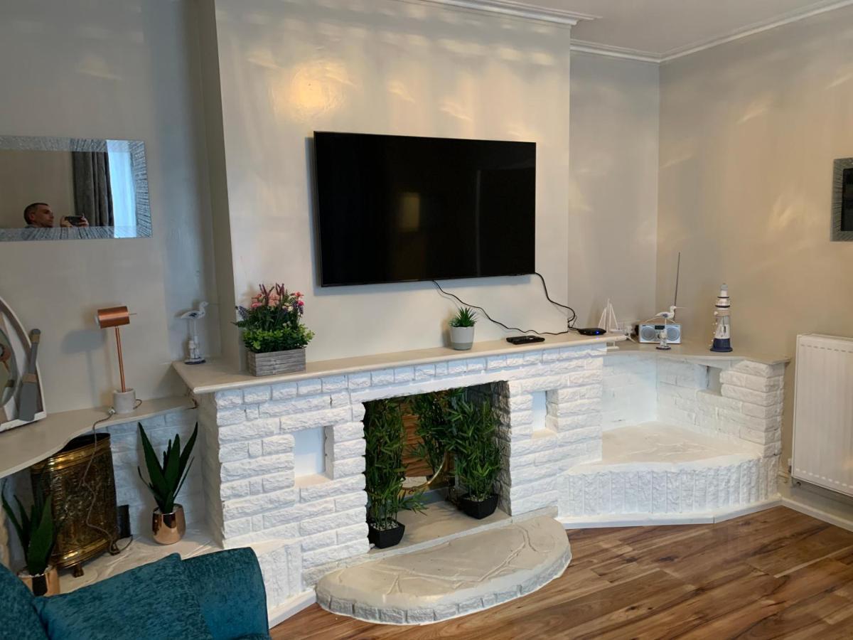 Fantastic Villa Bournemouth - Spa, Parking, Garden Екстериор снимка