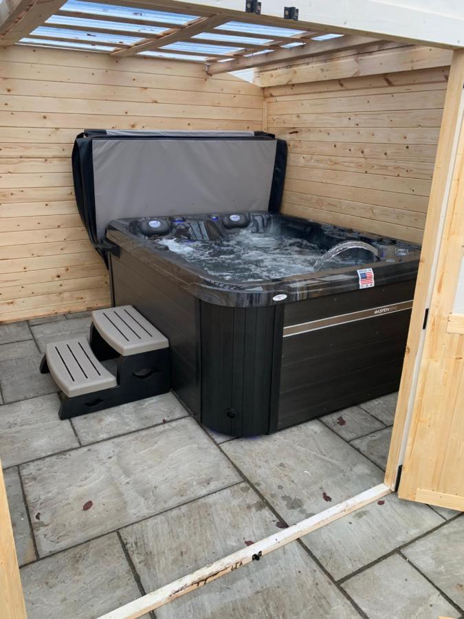 Fantastic Villa Bournemouth - Spa, Parking, Garden Екстериор снимка