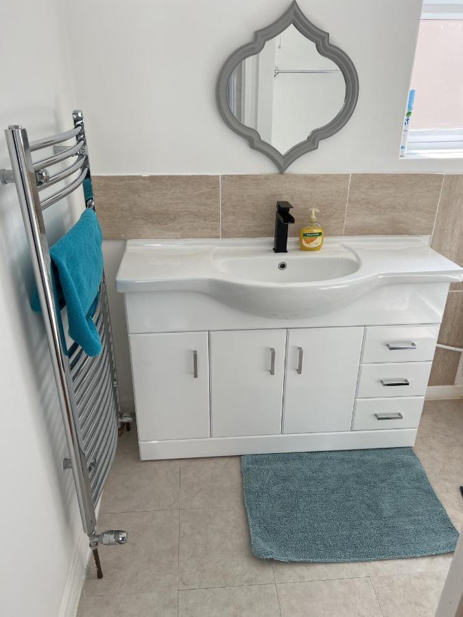 Fantastic Villa Bournemouth - Spa, Parking, Garden Екстериор снимка